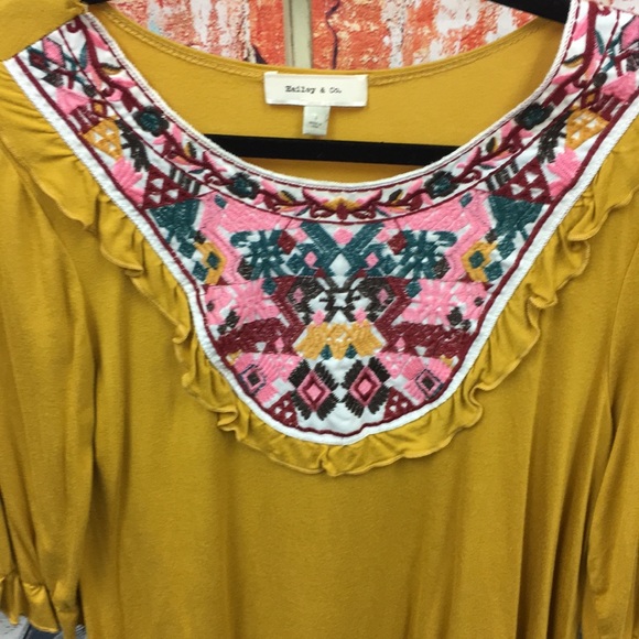 SOLD - Hailey & co top - Picture 8 of 8